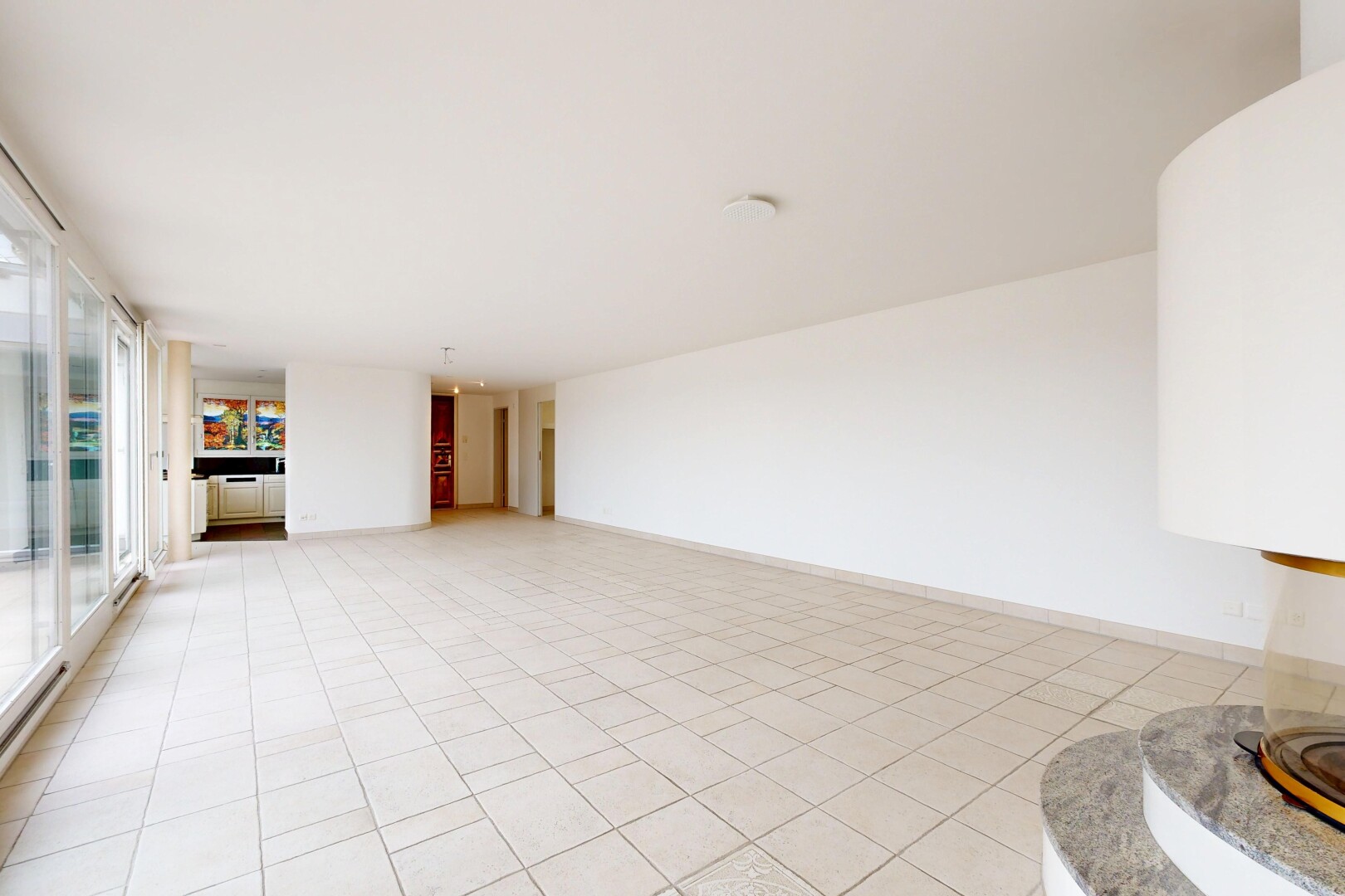 leerer raum mit inside property, light floor, drywall, gipskartonwand, und natural light