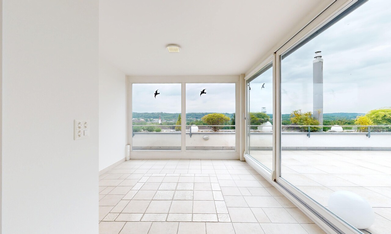 leerer raum mit drywall, gipskartonwand, natural light, natürliches licht, und tile floor