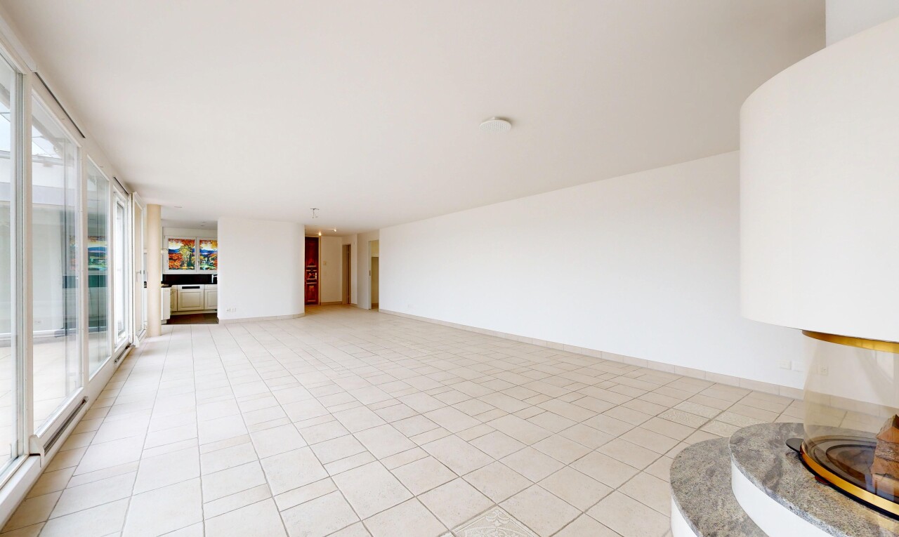 leerer raum mit inside property, light floor, drywall, gipskartonwand, und natural light