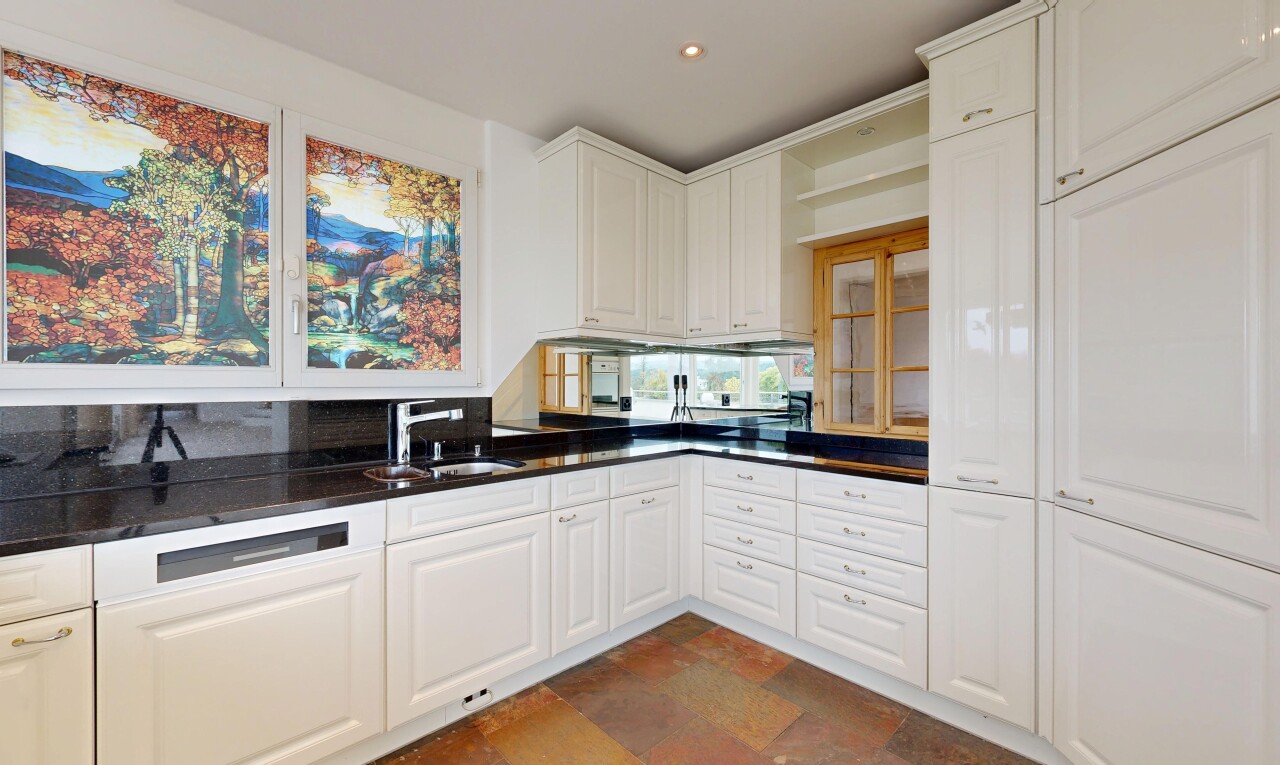küche mit hochgezogene schränke, raised cabinets, schränke mit zierleisten, crown molding cabinets, und weiße schränke