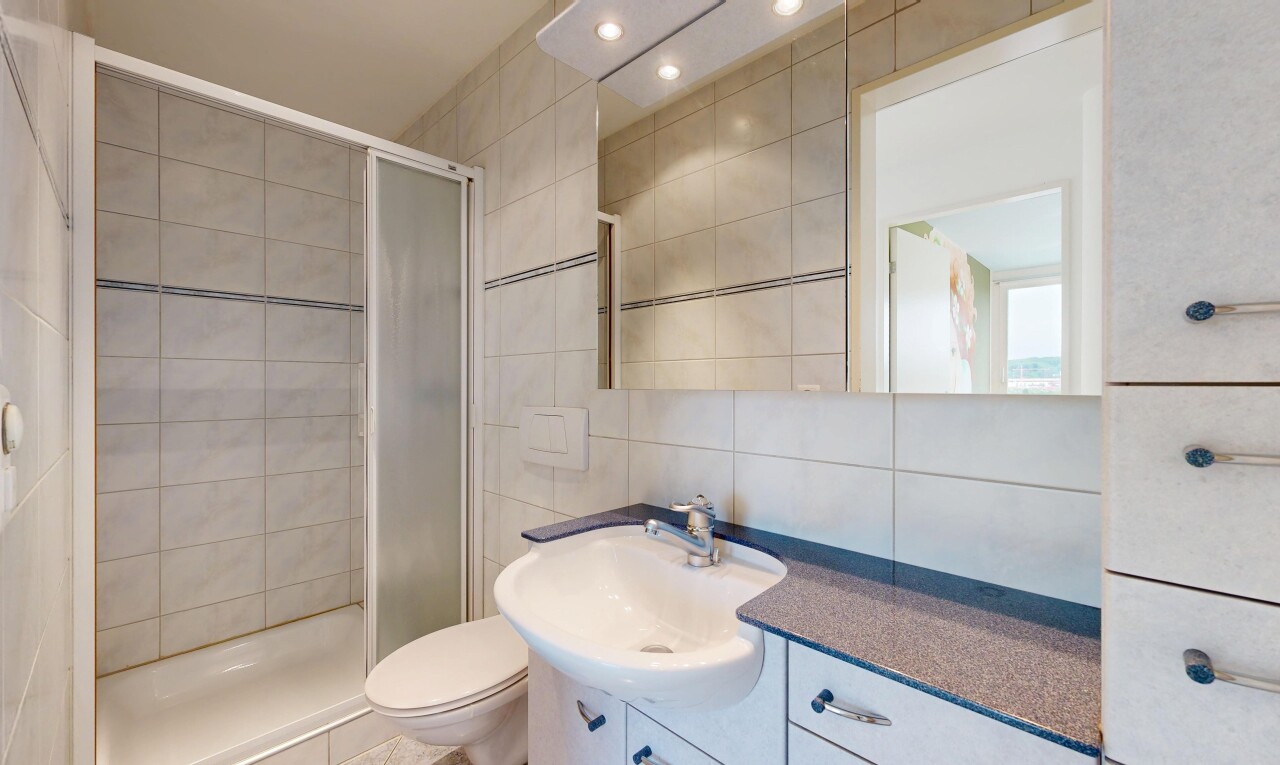 bad mit fliesenwand, tile wall, schminktisch, spiegel, und inside property