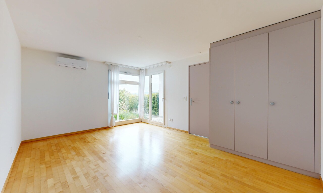 leerer raum mit holzfußboden, wood finish floor, natürliches licht, natural light, und light floor