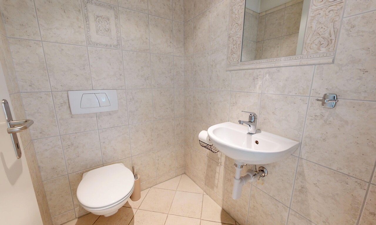 bad mit fliesenwand, tile wall, waschbecken, spiegel, und inside property