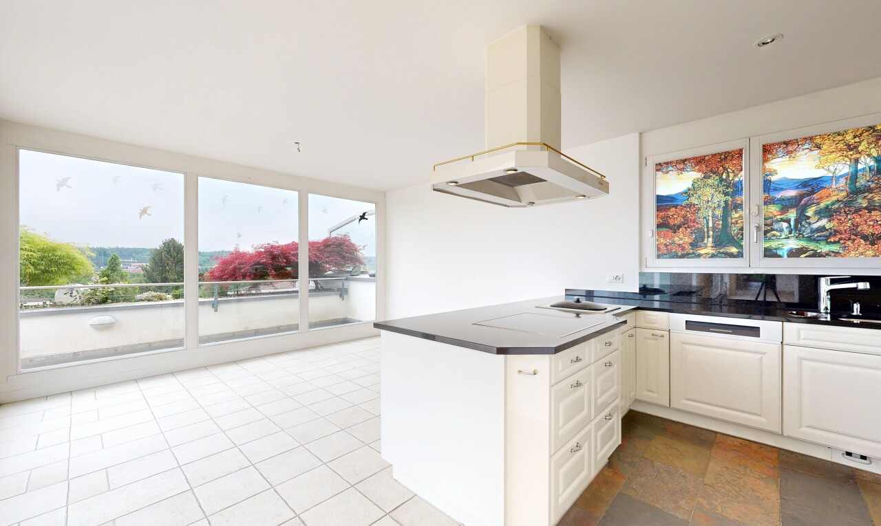 küche mit dark countertops, arbeitsplatten, raised cabinets, hochgezogene schränke, und kitchen peninsula