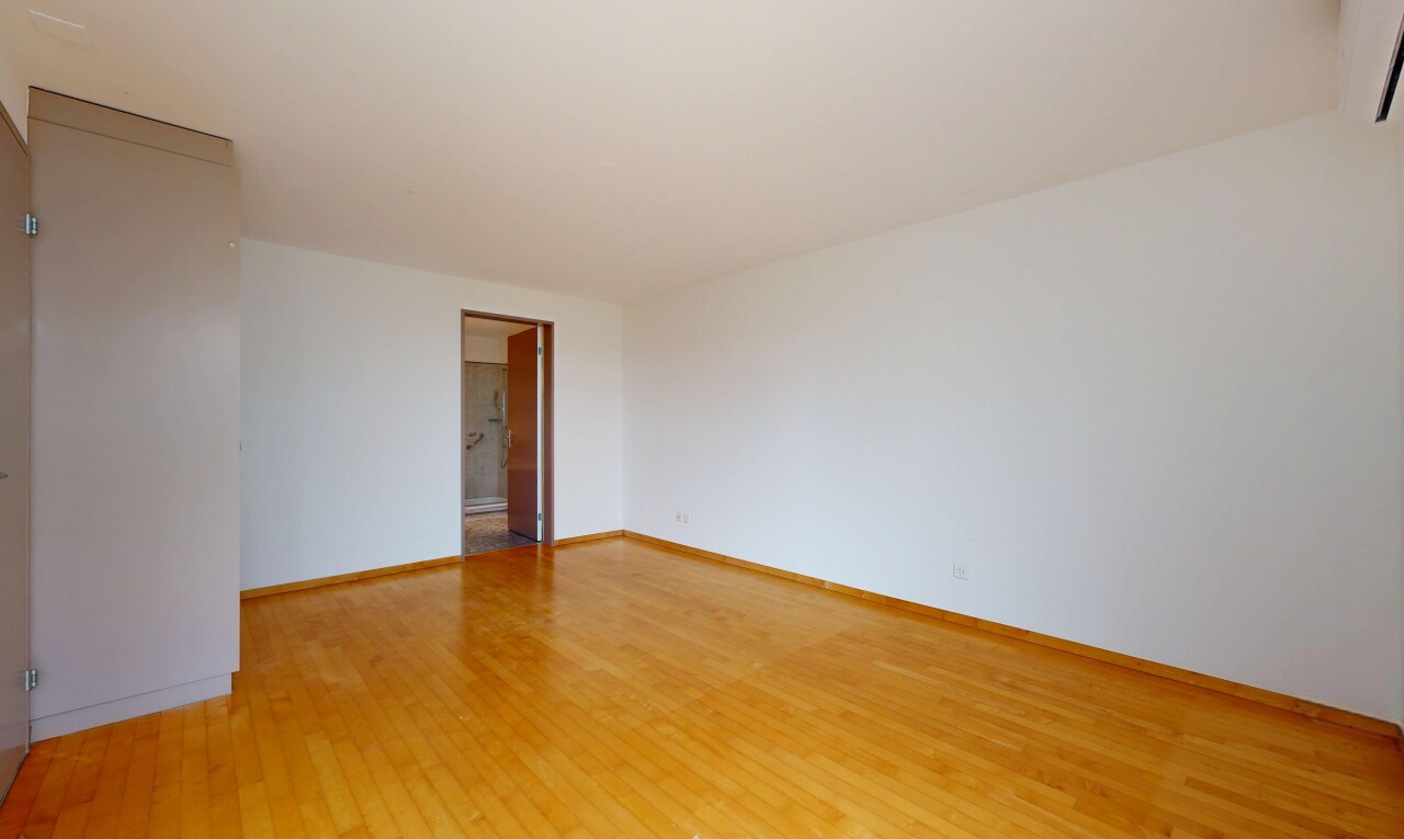 leerer raum mit holzfußboden, wood finish floor, gipskartonwand, drywall, und inside property