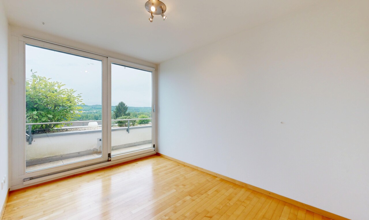 leerer raum mit holzfußboden, wood finish floor, gipskartonwand, drywall, und inside property