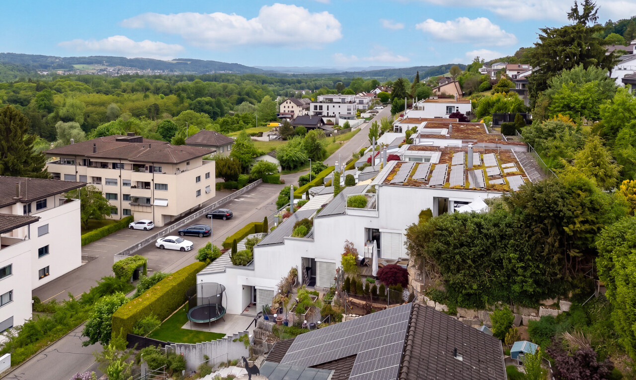 außenansicht mit solaranlage, day time, und stuckverkleidung