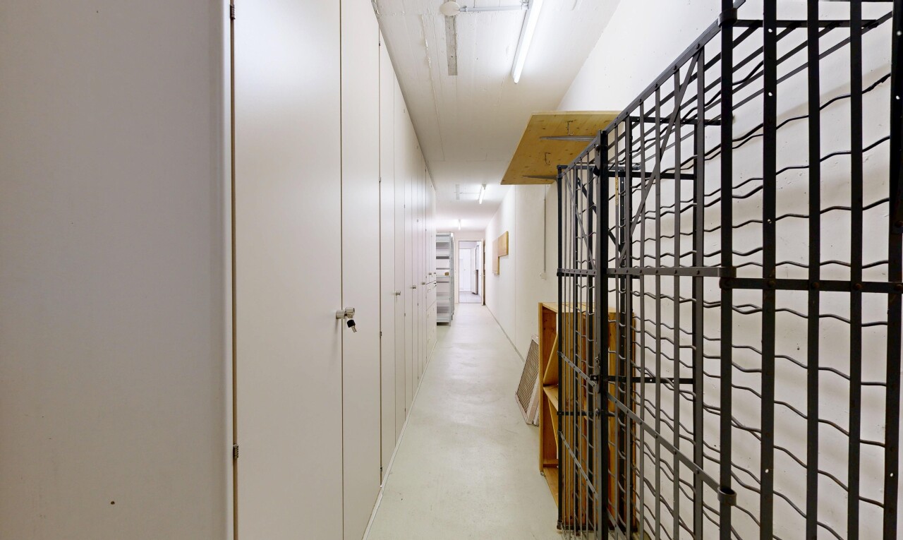 halle / korridor mit gipskartonwand, drywall, inside community, betonboden, und concrete floor
