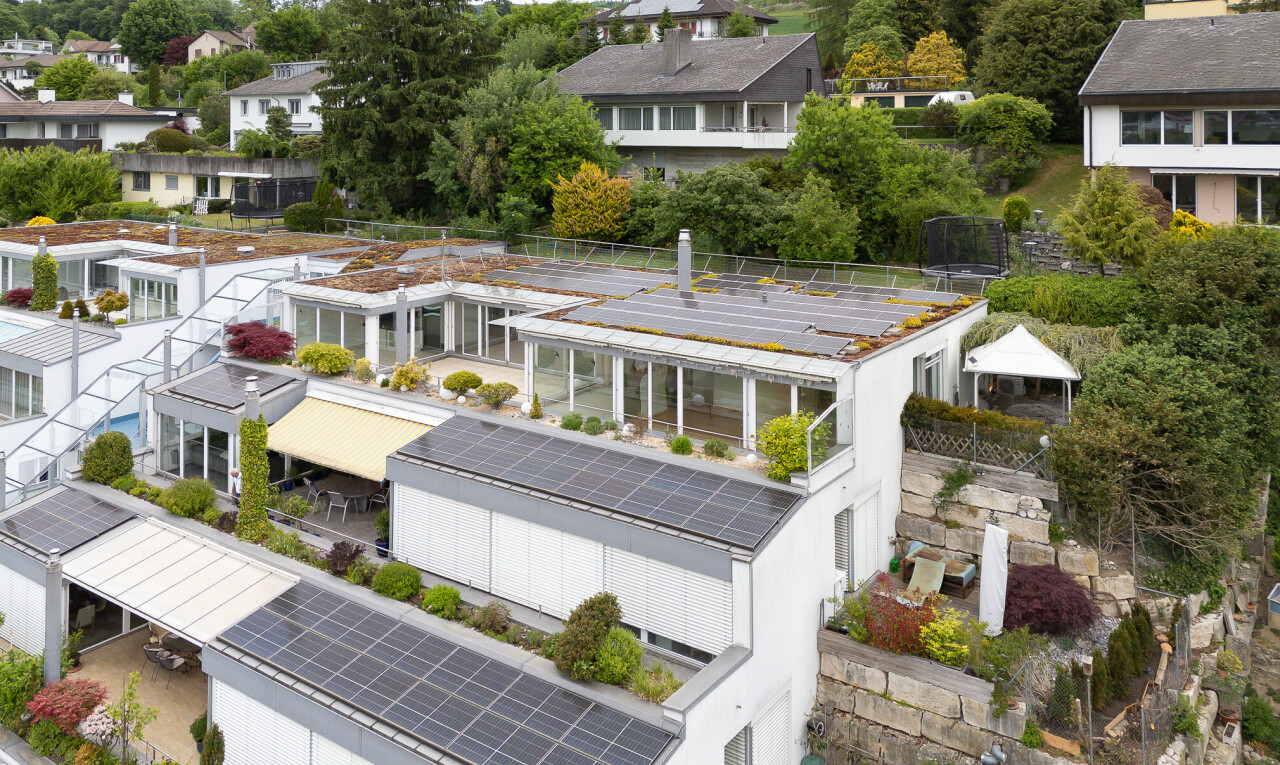 außenansicht mit solaranlage, residential view, wohngebietblick, und zaun