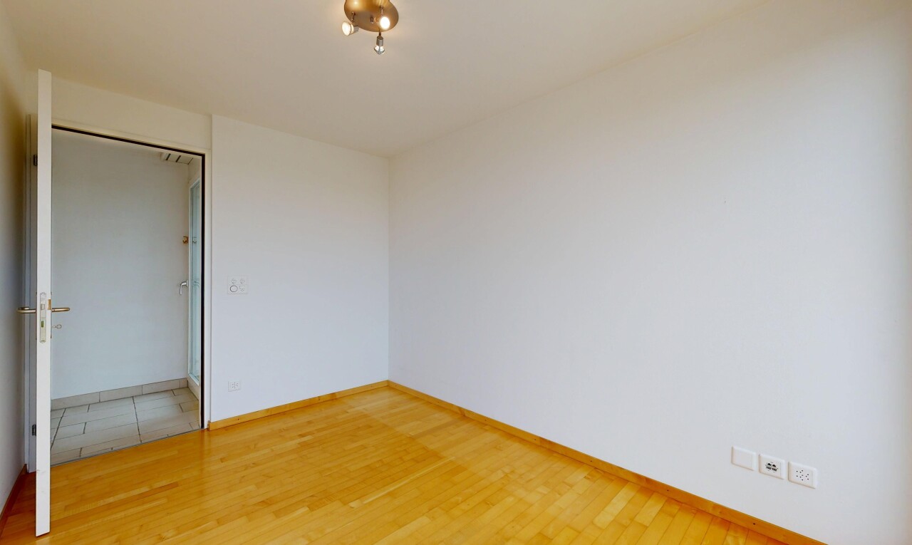 leerer raum mit inside property, holzfußboden, wood finish floor, gipskartonwand, und drywall