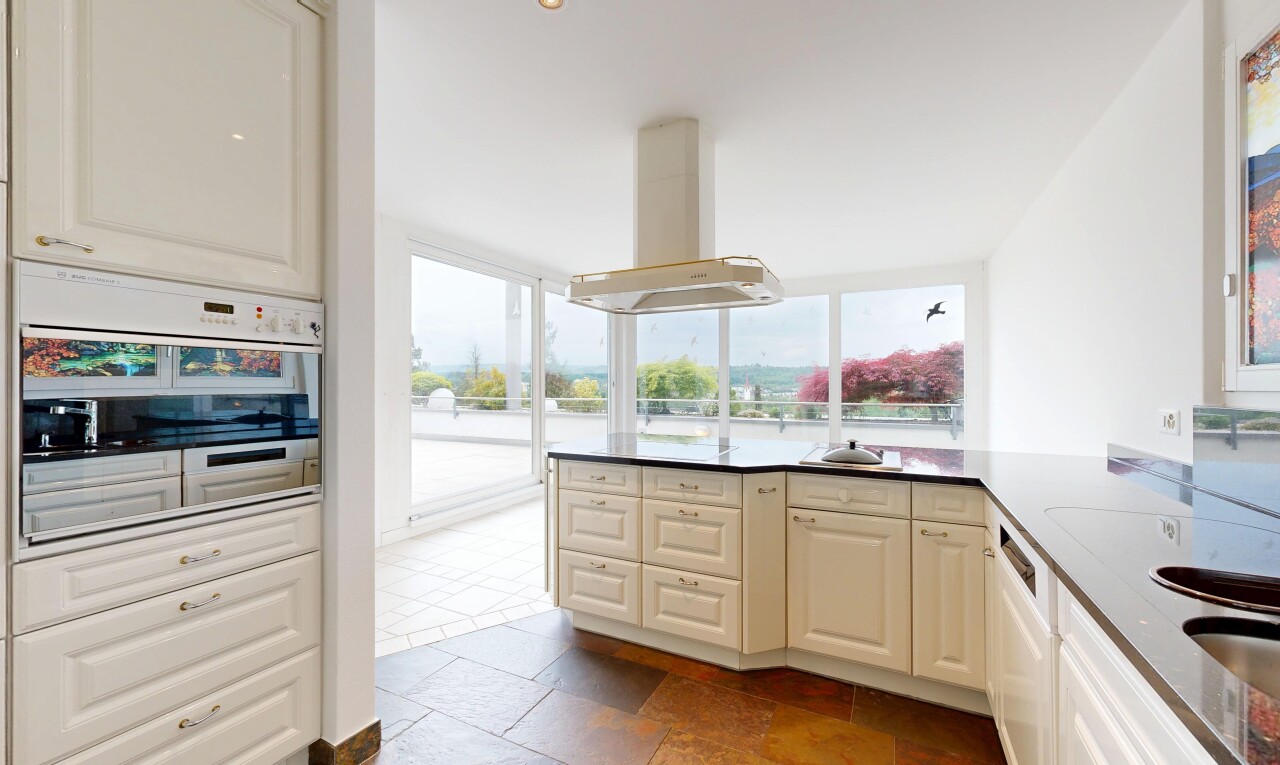 küche mit hochgezogene schränke, raised cabinets, dunstabzugshaube, inside property, und natürliches licht
