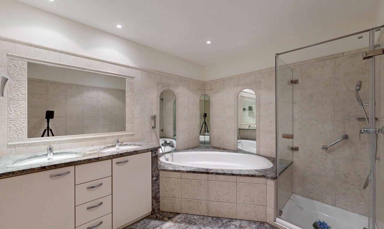 bad mit dusche, bad, doppelwaschtisch, inside property, und komplettes badezimmer