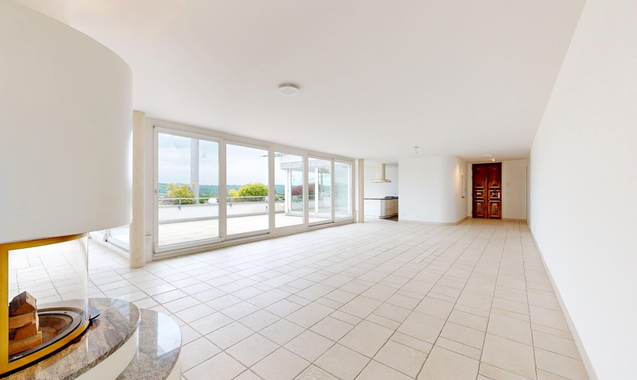 leerer raum mit floor ceiling windows, bodendeckenfenster, inside property, light floor, und drywall