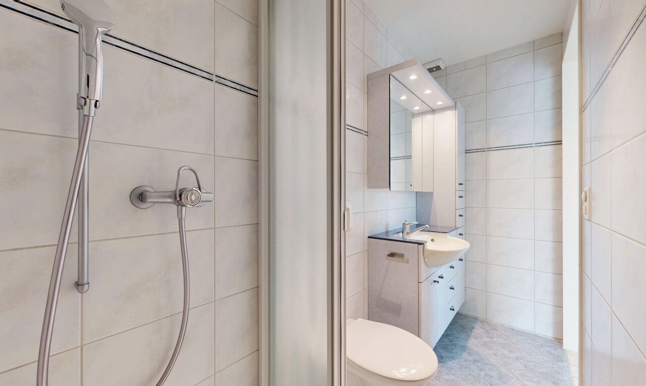 bad mit schminktisch, light floor, spiegel, komplettes badezimmer, und dusche