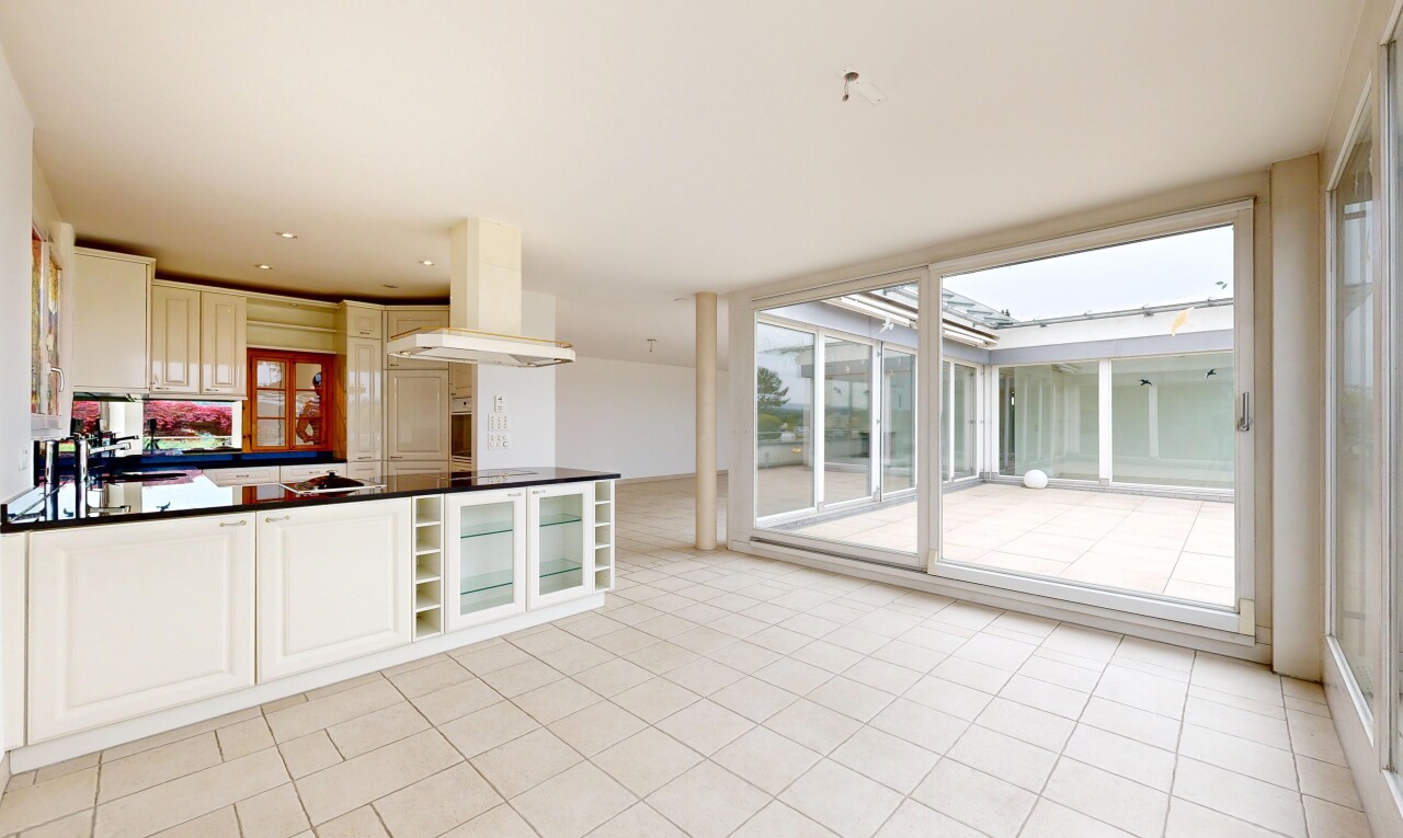 küche mit dark countertops, arbeitsplatten, light floor, raised cabinets, und hochgezogene schränke