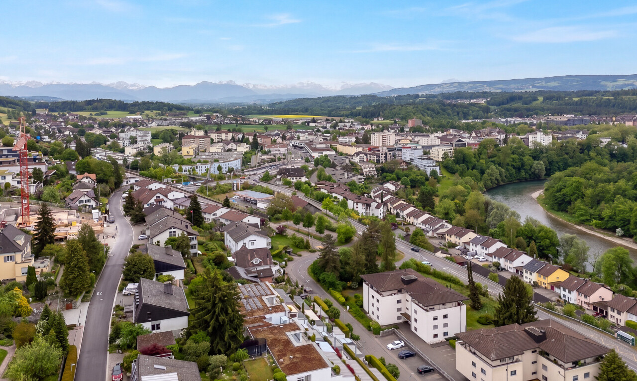 seesicht mit mountain view, blick auf die berge, aerial view, day time, und residential view