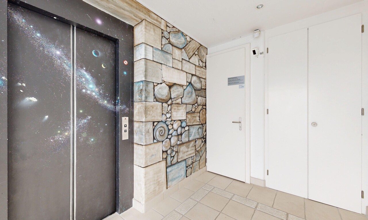 leerer raum mit aufzug, fliesenboden, tile floor, inside property, und light floor