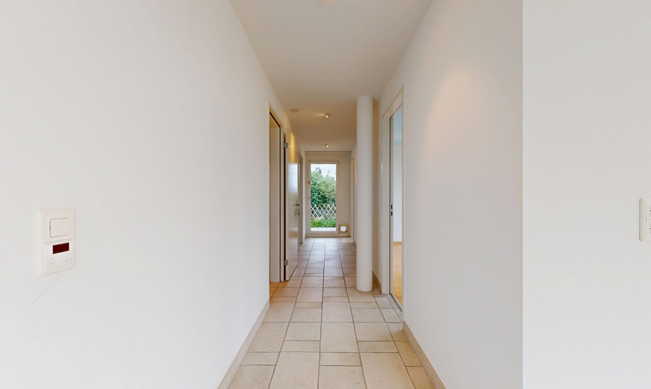 halle / korridor mit drywall, gipskartonwand, tile floor, fliesenboden, und inside property