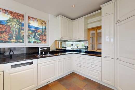 küche mit hochgezogene schränke, raised cabinets, schränke mit zierleisten, crown molding cabinets, und weiße schränke