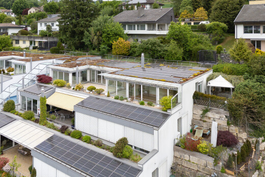 außenansicht mit solaranlage, residential view, wohngebietblick, und zaun