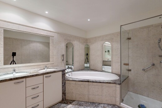 bad mit dusche, bad, doppelwaschtisch, inside property, und komplettes badezimmer