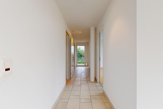 halle / korridor mit drywall, gipskartonwand, tile floor, fliesenboden, und inside property