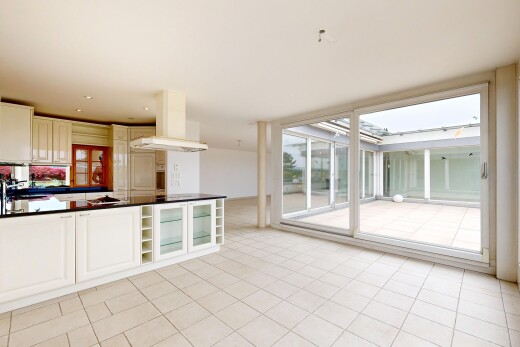 küche mit dark countertops, arbeitsplatten, light floor, raised cabinets, und hochgezogene schränke