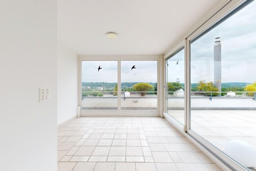 leerer raum mit drywall, gipskartonwand, natural light, natürliches licht, und tile floor