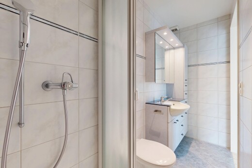 bad mit schminktisch, light floor, spiegel, komplettes badezimmer, und dusche