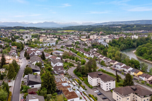 seesicht mit mountain view, blick auf die berge, aerial view, day time, und residential view