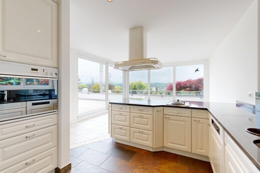 küche mit hochgezogene schränke, raised cabinets, dunstabzugshaube, inside property, und natürliches licht