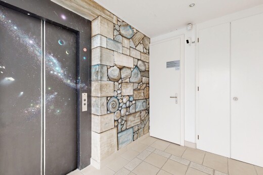 leerer raum mit aufzug, fliesenboden, tile floor, inside property, und light floor