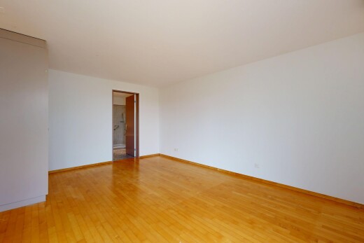 leerer raum mit holzfußboden, wood finish floor, gipskartonwand, drywall, und inside property