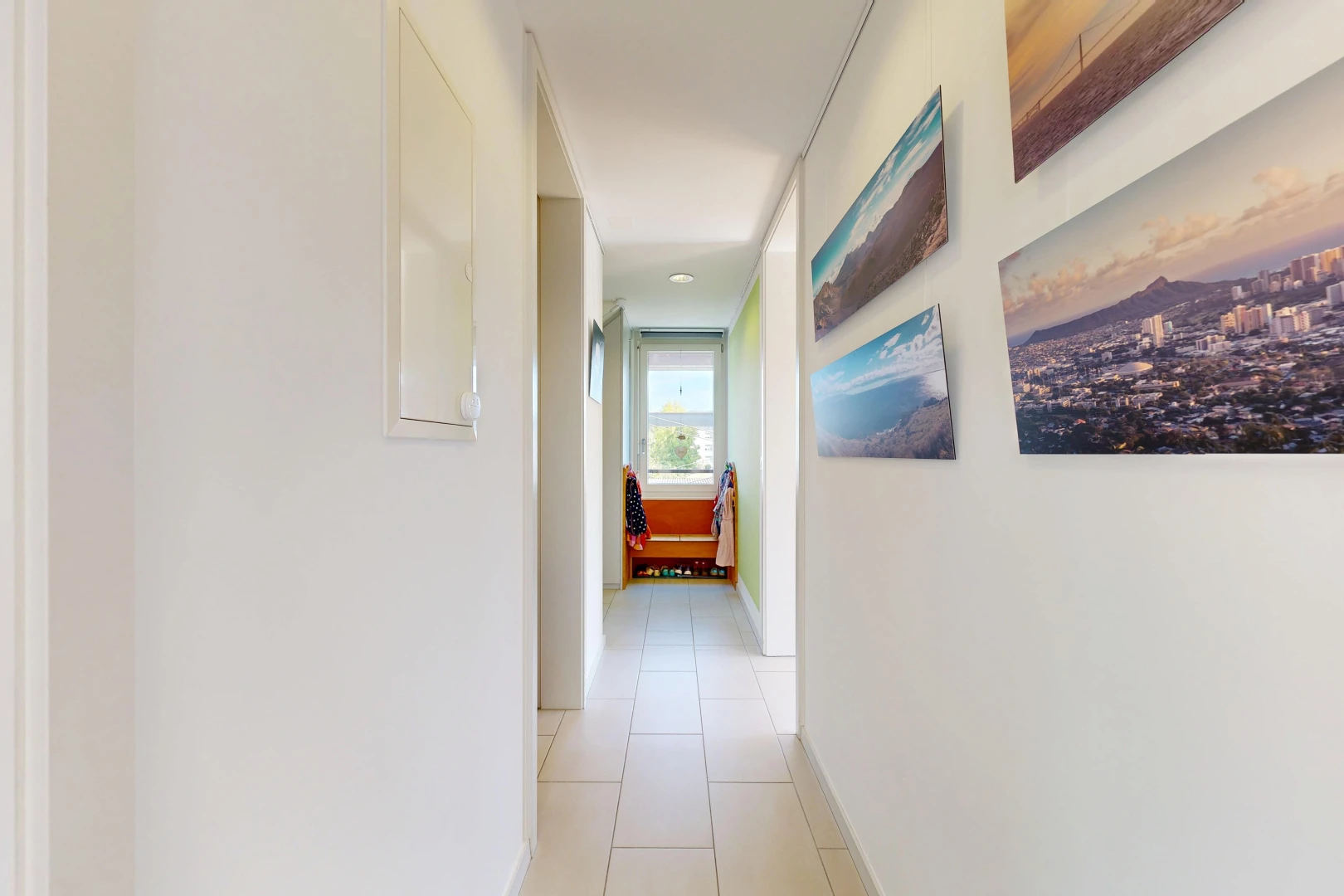 halle / korridor mit gipskartonwand, drywall, light floor, inside property, und fliesenboden