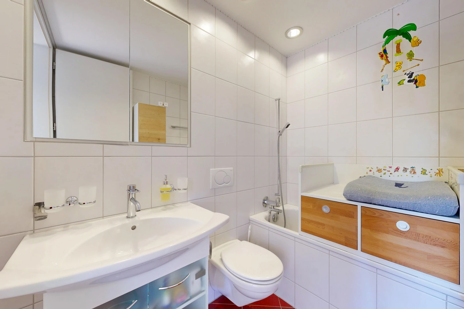 bad mit komplettes badezimmer, fliesenwand, tile wall, kombiniertes bad / dusche, und spiegel