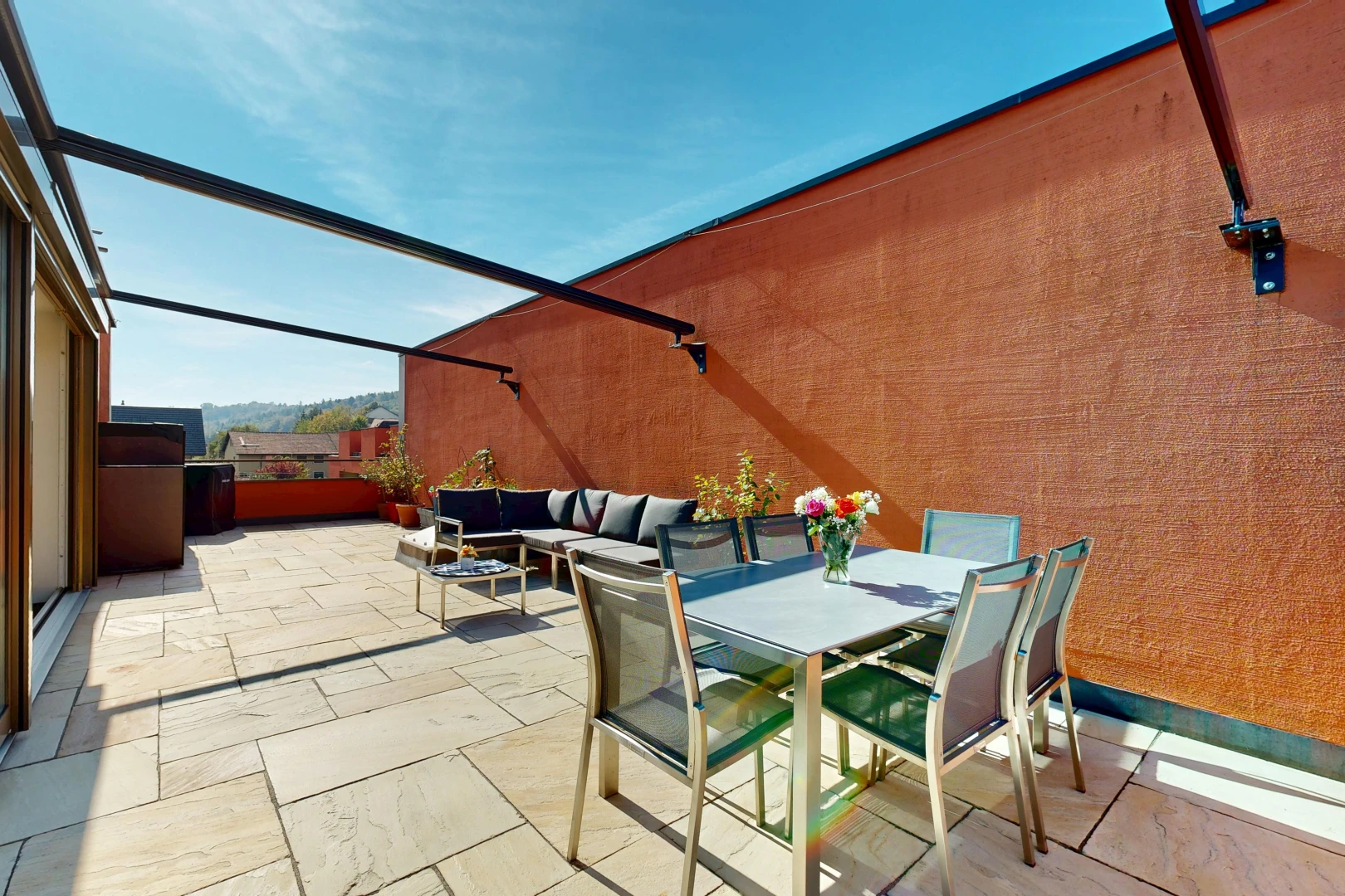 terrasse mit wohnraum im freien, day time, und from property