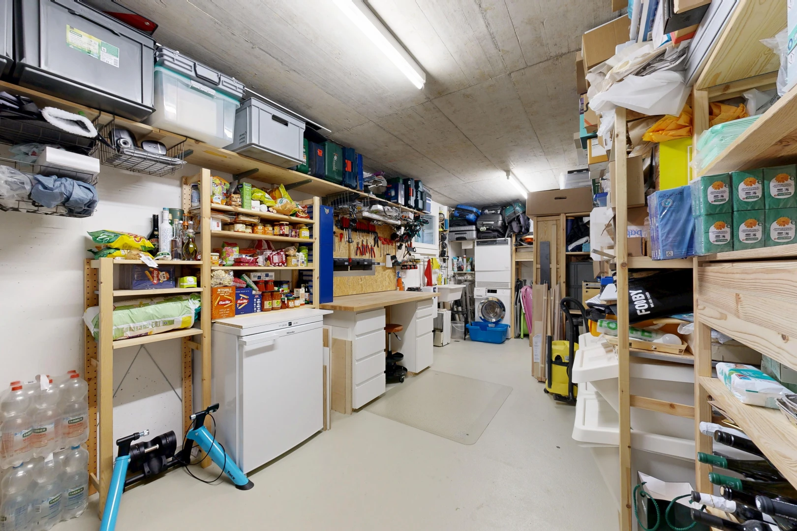 vorratskammer mit waschturm, chest freezer, und keller