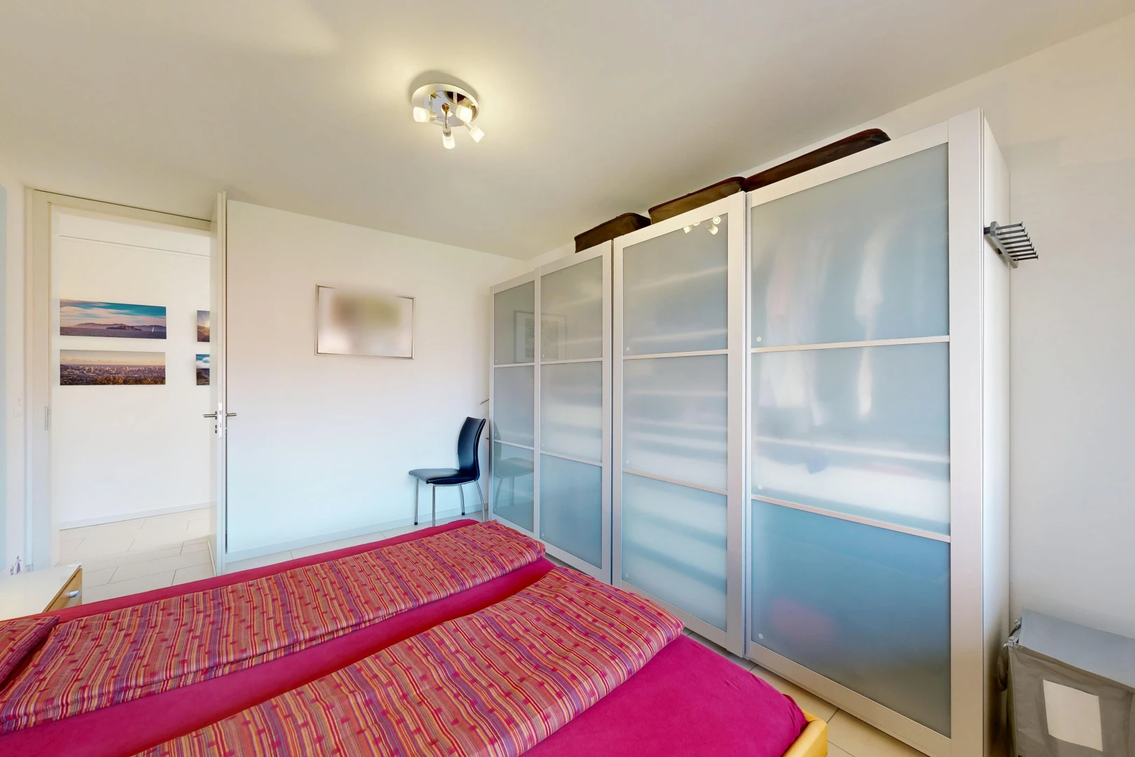 zimmer / schlafzimmer mit gipskartonwand, drywall, und inside property