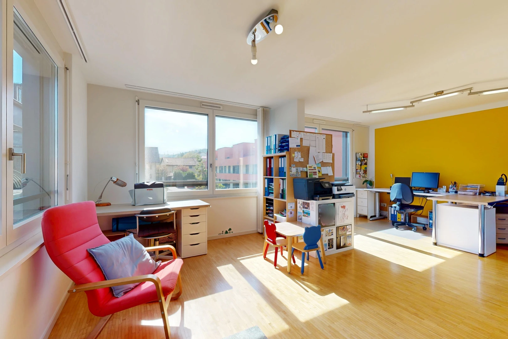 büro mit gipskartonwand, drywall, holzfußboden, wood finish floor, und fernseher