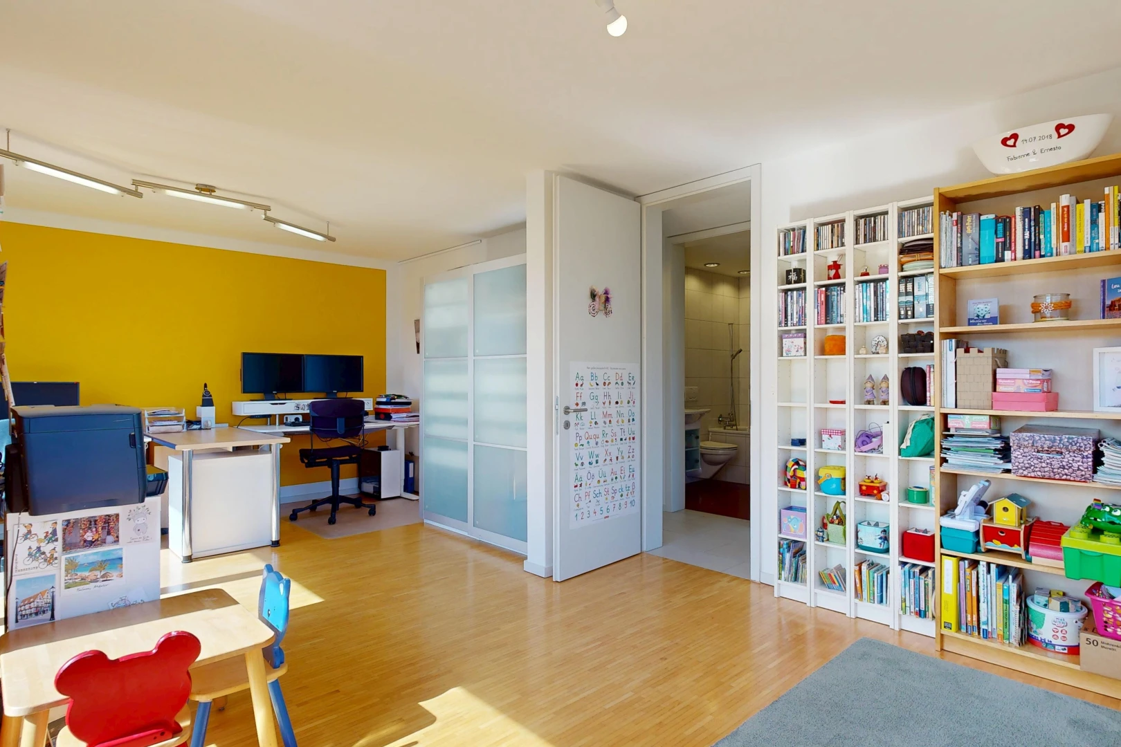 büro mit deckenbeleuchtung, gipskartonwand, drywall, bürobereich, und holzfußboden