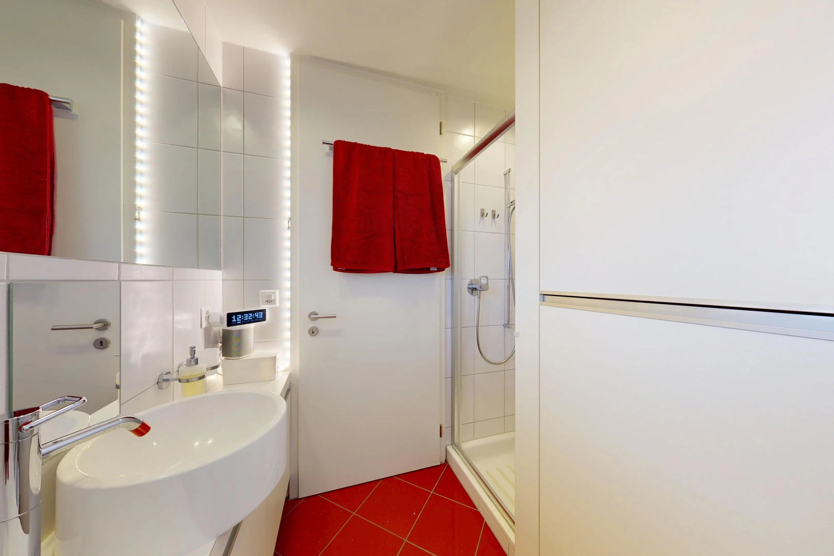 bad mit dusche, komplettes badezimmer, fliesenboden, tile floor, und inside property