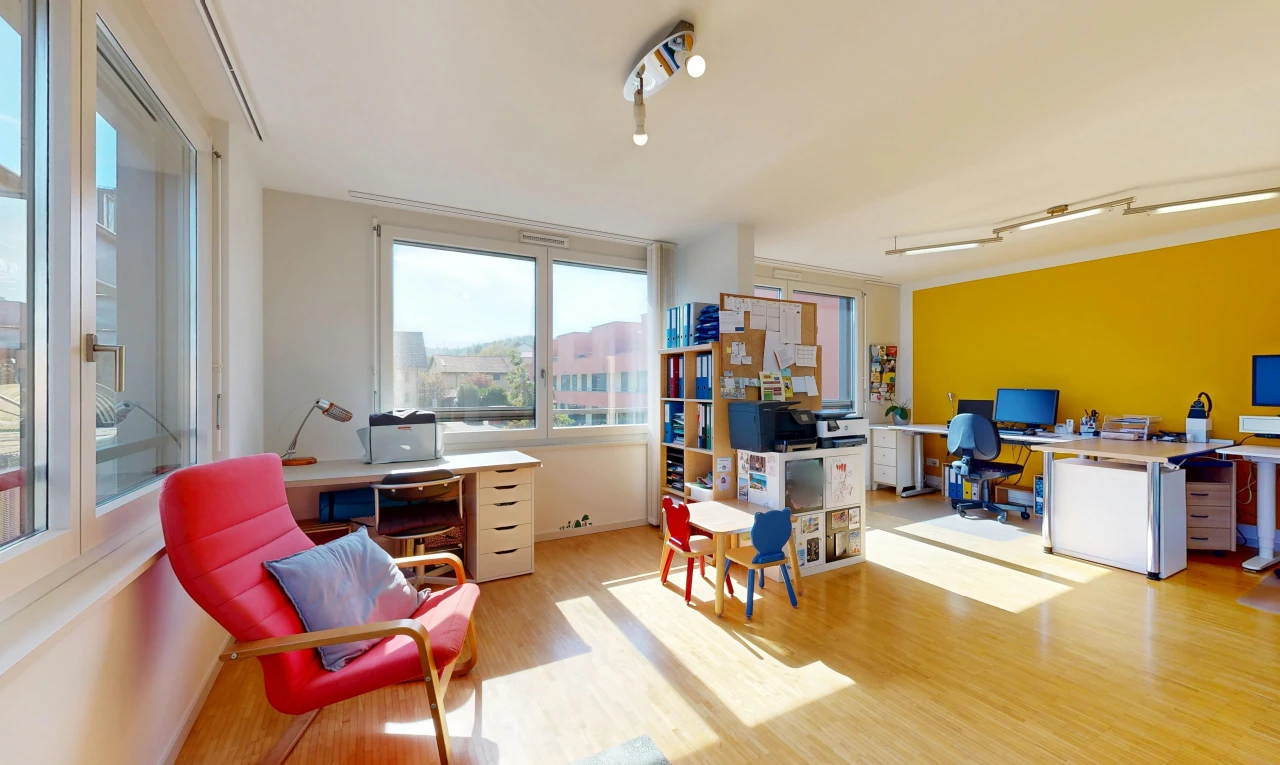 büro mit gipskartonwand, drywall, holzfußboden, wood finish floor, und fernseher