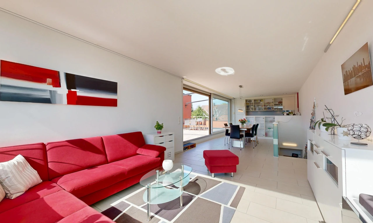 wohn- / esszimmer mit gipskartonwand, drywall, inside community, light floor, und außenzugang