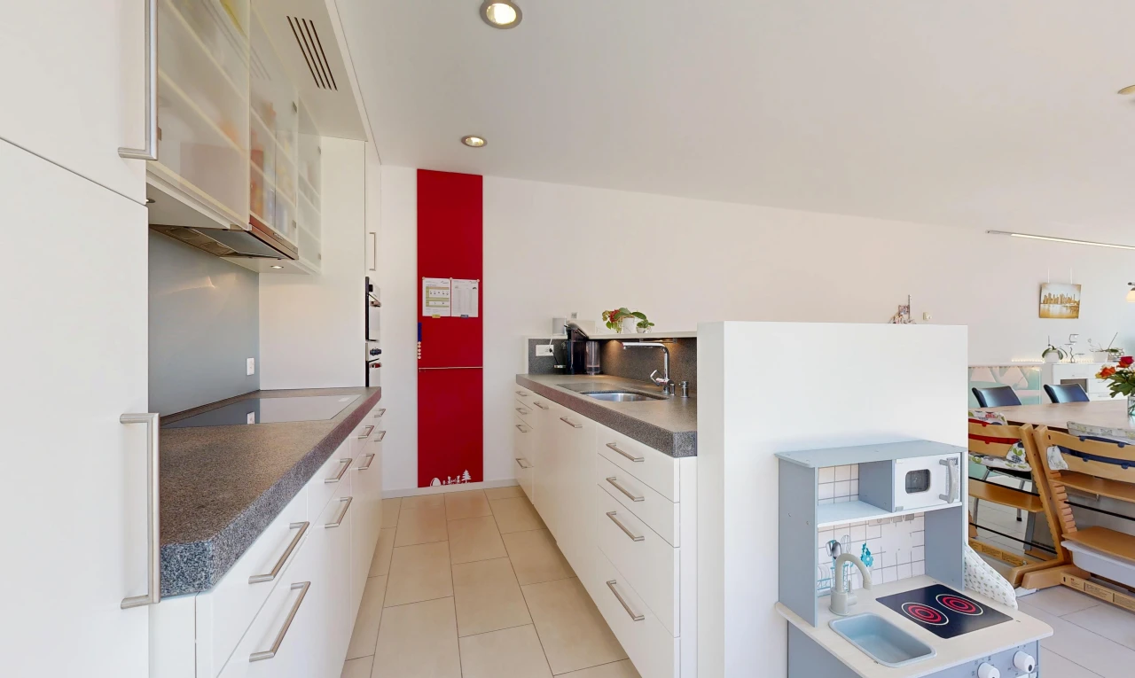 küche mit arbeitsplatten, dark countertops, weiße schränke, white cabinets, und schränke mit flachen paneelen