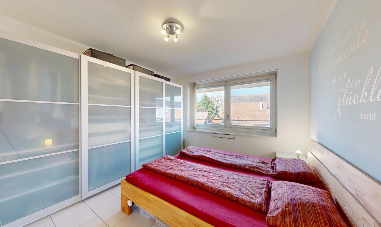 zimmer / schlafzimmer mit gipskartonwand, drywall, fliesenboden, tile floor, und light floor