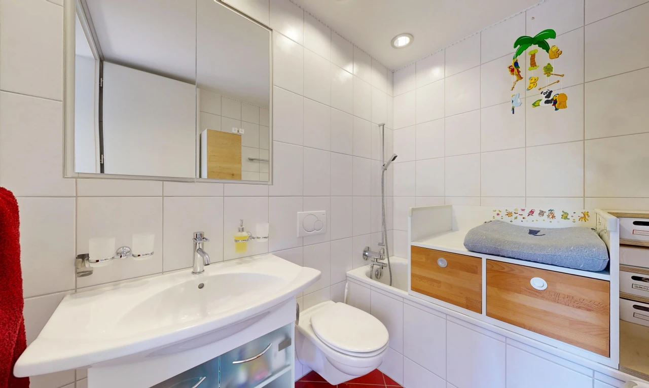 bad mit komplettes badezimmer, fliesenwand, tile wall, kombiniertes bad / dusche, und spiegel
