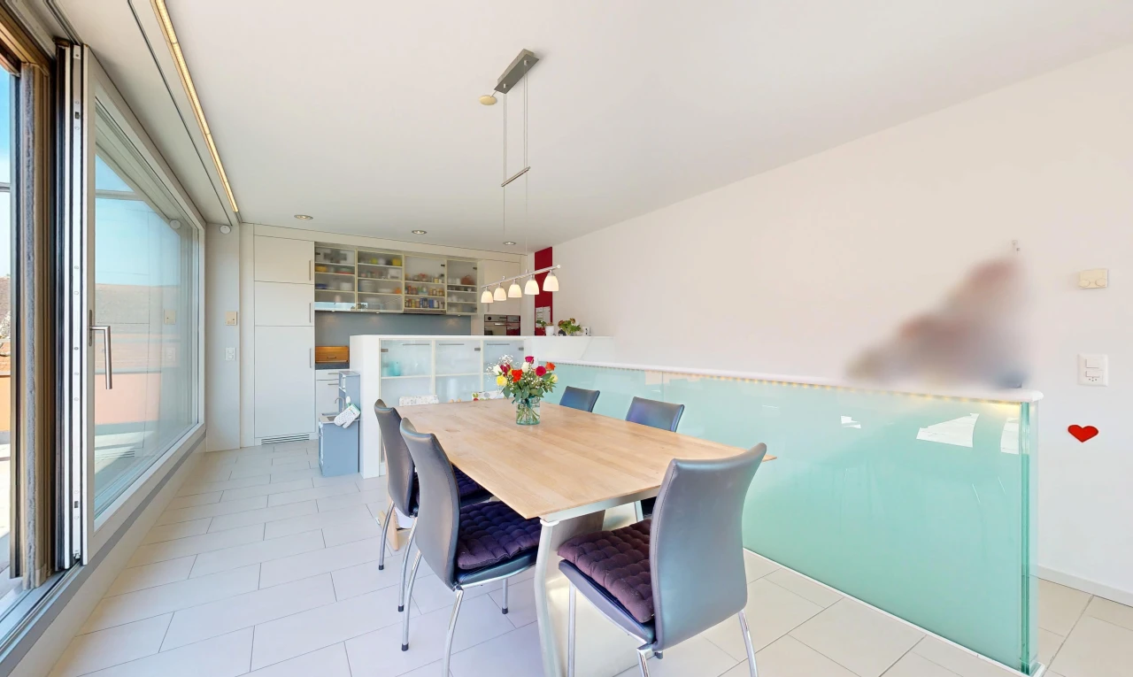 esszimmer mit gipskartonwand, drywall, inside property, fliesenboden, und tile floor