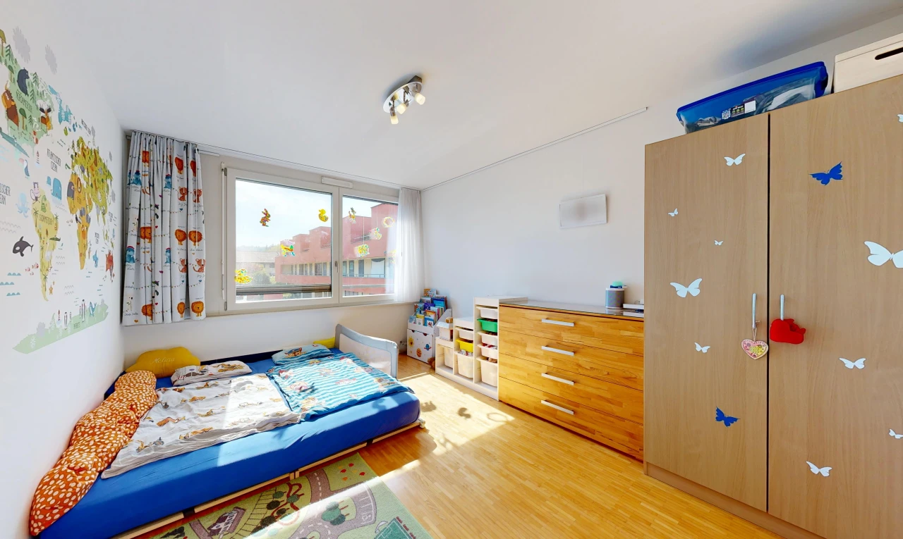 zimmer / schlafzimmer mit gipskartonwand, drywall, holzfußboden, wood finish floor, und inside property