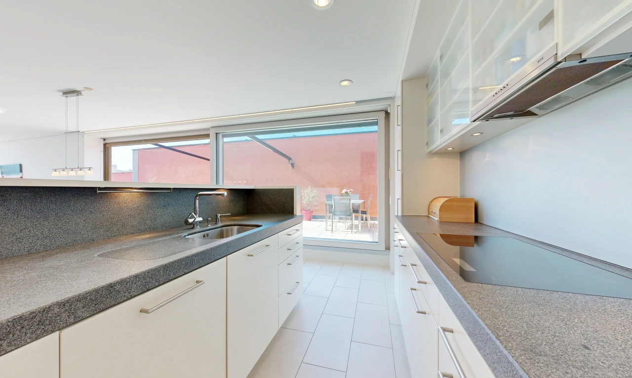 küche mit schränke mit glastüren, glass insert cabinets, dark countertops, weiße schränke, und white cabinets