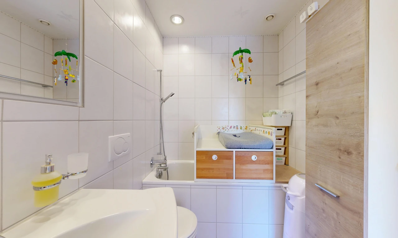 bad mit komplettes badezimmer, fliesenwand, tile wall, kombiniertes bad / dusche, und spiegel